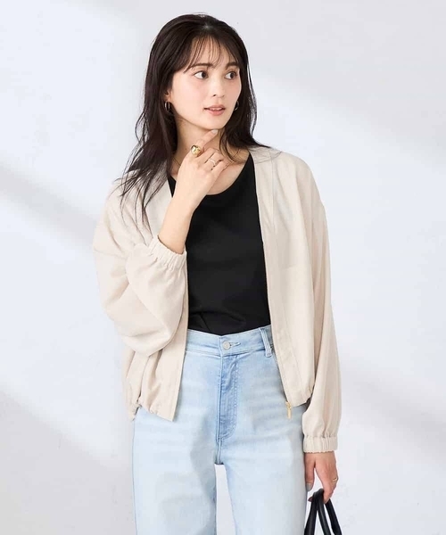 a.v.v(アーヴェヴェ)の「Vネックシアーブルゾン(ノーカラージャケット・レディース・ベージュ/チャコールグレー・40/38/36)」の15枚目の写真