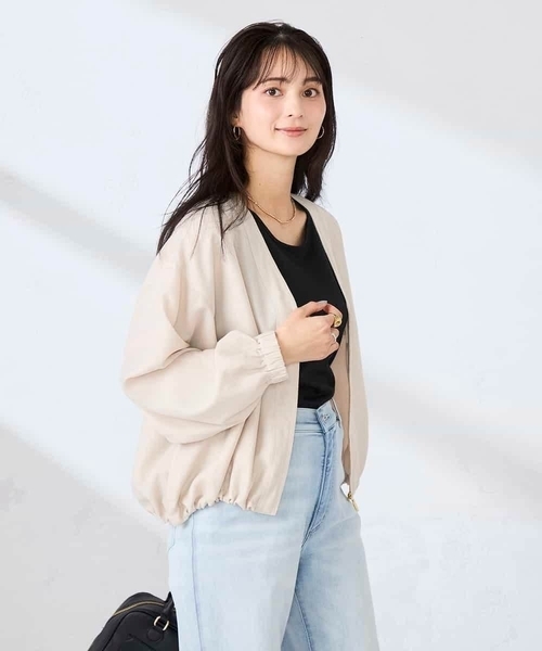 a.v.v(アーヴェヴェ)の「Vネックシアーブルゾン(ノーカラージャケット・レディース・ベージュ/チャコールグレー・40/38/36)」の16枚目の写真