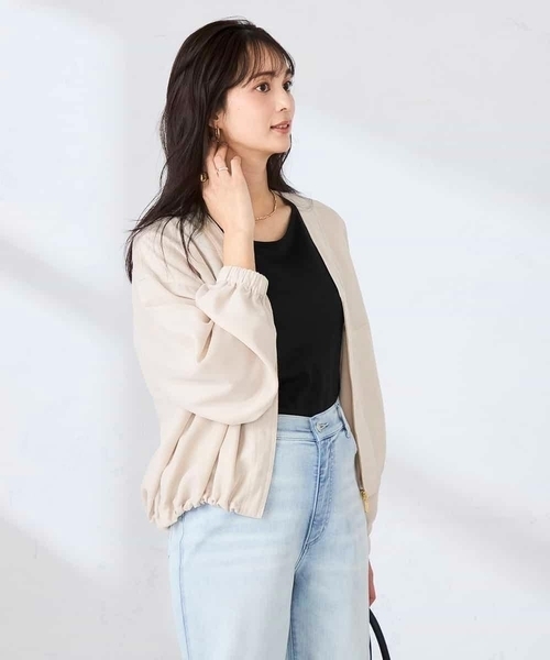 a.v.v(アーヴェヴェ)の「Vネックシアーブルゾン(ノーカラージャケット・レディース・ベージュ/チャコールグレー・40/38/36)」の17枚目の写真