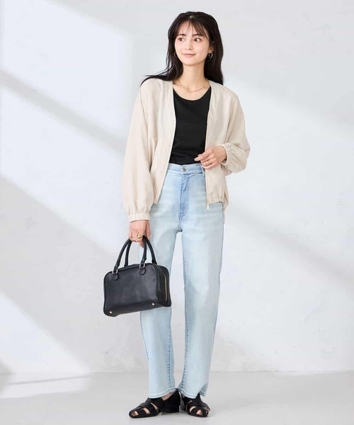 a.v.v(アーヴェヴェ)の「Vネックシアーブルゾン(ノーカラージャケット・レディース・ベージュ/チャコールグレー・40/38/36)」の18枚目の写真