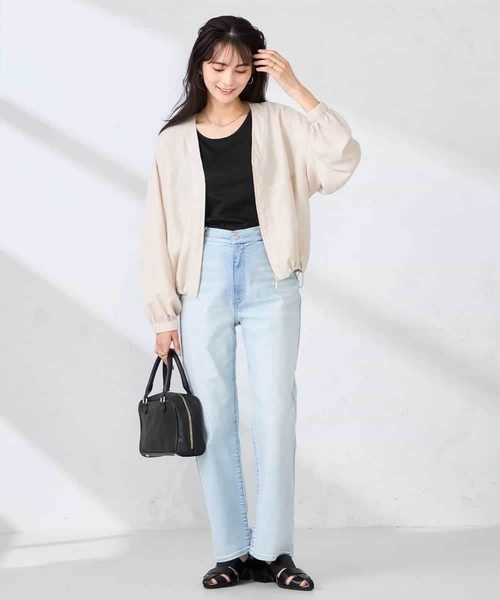 a.v.v(アーヴェヴェ)の「Vネックシアーブルゾン(ノーカラージャケット・レディース・ベージュ/チャコールグレー・40/38/36)」の19枚目の写真