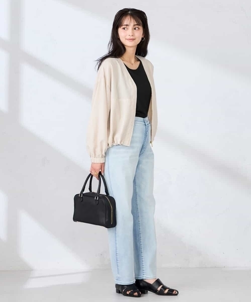 a.v.v(アーヴェヴェ)の「Vネックシアーブルゾン(ノーカラージャケット・レディース・ベージュ/チャコールグレー・40/38/36)」の20枚目の写真