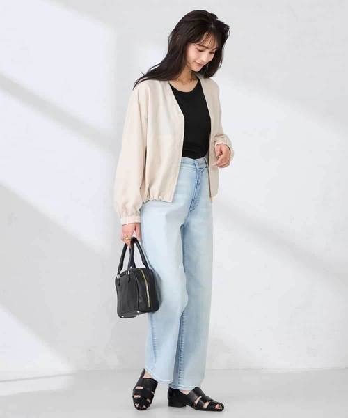 a.v.v(アーヴェヴェ)の「Vネックシアーブルゾン(ノーカラージャケット・レディース・ベージュ/チャコールグレー・40/38/36)」の21枚目の写真