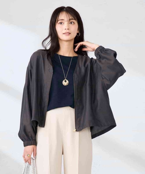 a.v.v(アーヴェヴェ)の「Vネックシアーブルゾン(ノーカラージャケット・レディース・ベージュ/チャコールグレー・40/38/36)」の22枚目の写真