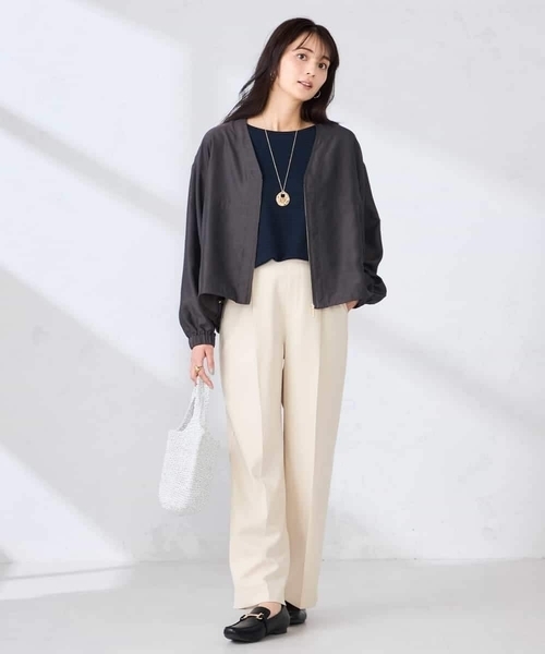 a.v.v(アーヴェヴェ)の「Vネックシアーブルゾン(ノーカラージャケット・レディース・ベージュ/チャコールグレー・40/38/36)」の3枚目の写真