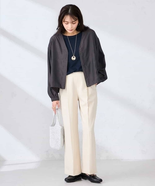 a.v.v(アーヴェヴェ)の「Vネックシアーブルゾン(ノーカラージャケット・レディース・ベージュ/チャコールグレー・40/38/36)」の4枚目の写真
