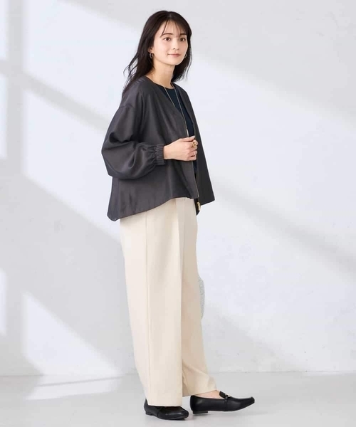 a.v.v(アーヴェヴェ)の「Vネックシアーブルゾン(ノーカラージャケット・レディース・ベージュ/チャコールグレー・40/38/36)」の5枚目の写真