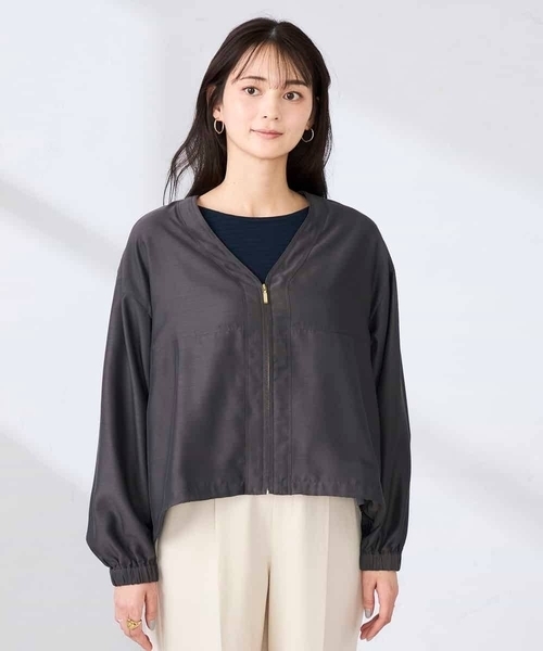 a.v.v(アーヴェヴェ)の「Vネックシアーブルゾン(ノーカラージャケット・レディース・ベージュ/チャコールグレー・40/38/36)」の6枚目の写真