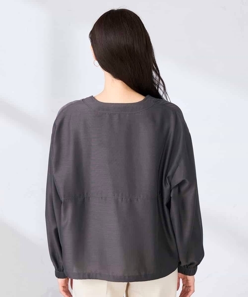 a.v.v(アーヴェヴェ)の「Vネックシアーブルゾン(ノーカラージャケット・レディース・ベージュ/チャコールグレー・40/38/36)」の8枚目の写真