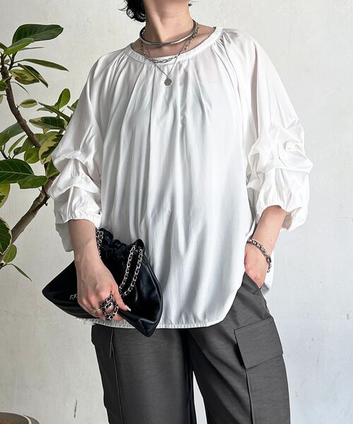 un dix cors(アンディコール)の「ボリュームスリーブブラウス(シャツ/ブラウス・レディース・オフホワイト/チャコールグレー/イエロー・FREE)」の1枚目の写真