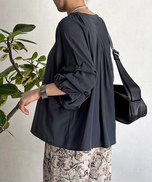 un dix cors(アンディコール)の「ボリュームスリーブブラウス(シャツ/ブラウス・レディース・オフホワイト/チャコールグレー/イエロー・FREE)」の4枚目の写真