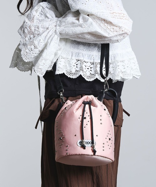 OUTDOOR PRODUCTS（アウトドアプロダクツ）の「(OUTDOOR PRODUCTS)STUDS DRAWSTRING BAG（ショルダーバッグ・レディース・ブラウン/ブラック/ピンク・ONE SIZE）」の3枚目の写真