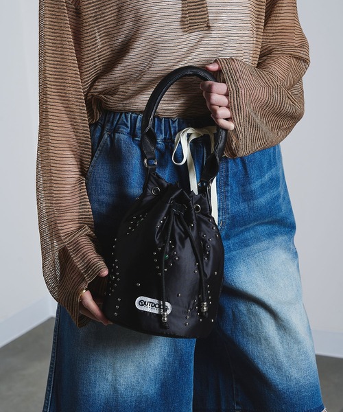 OUTDOOR PRODUCTS(アウトドアプロダクツ)の「(OUTDOOR PRODUCTS)STUDS DRAWSTRING BAG(ショルダーバッグ・レディース・ブラウン/ブラック・ONE SIZE)」の3枚目の写真