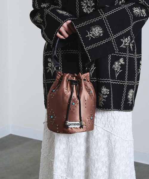 OUTDOOR PRODUCTS(アウトドアプロダクツ)の「(OUTDOOR PRODUCTS)STUDS DRAWSTRING BAG(ショルダーバッグ・レディース・ブラウン/ブラック・ONE SIZE)」の6枚目の写真