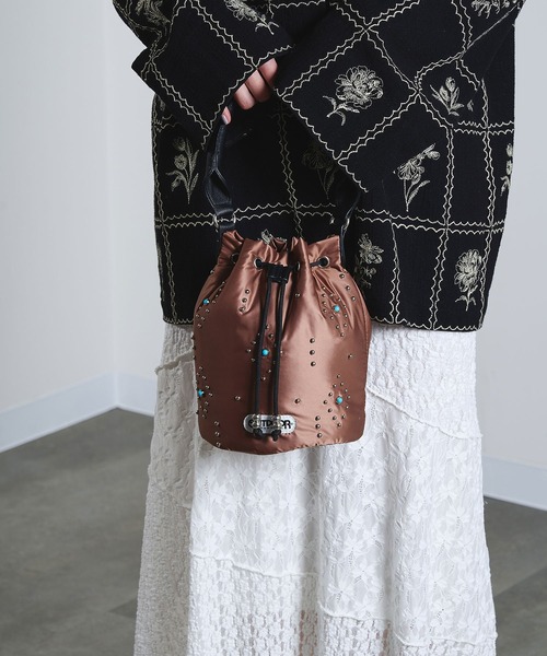 OUTDOOR PRODUCTS(アウトドアプロダクツ)の「(OUTDOOR PRODUCTS)STUDS DRAWSTRING BAG(ショルダーバッグ・レディース・ブラウン/ブラック・ONE SIZE)」の7枚目の写真