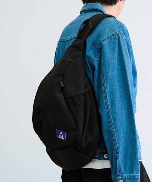 GERRY(ジェリー)の「【GERRY】スリングバッグ A4収納/500mlペットボトルポケット/10インチタブレット収納/撥水コーティング R2338 YMY(ボディバッグ/ウエストポーチ・メンズ・ブラック・FREE)」の3枚目の写真