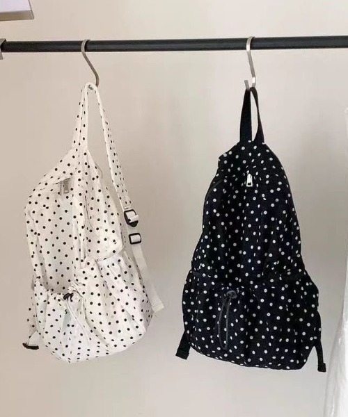 Sibra(シブラ)の「ドット柄ドローストリングバックパック(バックパック/リュック・レディース・ホワイト/ブラック・F)」の5枚目の写真