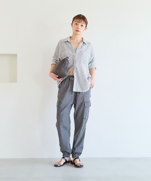 BAYFLOW（ベイフロー）の「[接触冷感付き]ライトオンスデニムカーゴパンツ（カーゴパンツ・レディース・ブラック/ブルー・SMALL/MEDIUM）」の3枚目の写真
