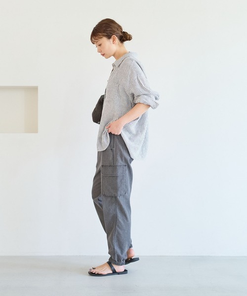 BAYFLOW（ベイフロー）の「[接触冷感付き]ライトオンスデニムカーゴパンツ（カーゴパンツ・レディース・ブラック/ブルー・SMALL/MEDIUM）」の5枚目の写真