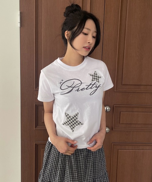 UNE MANSION(ユヌマンション)の「レタリングスターアップリケTシャツカットソー(Tシャツ/カットソー・レディース・ホワイト/チャコールグレー・FREE)」の1枚目の写真
