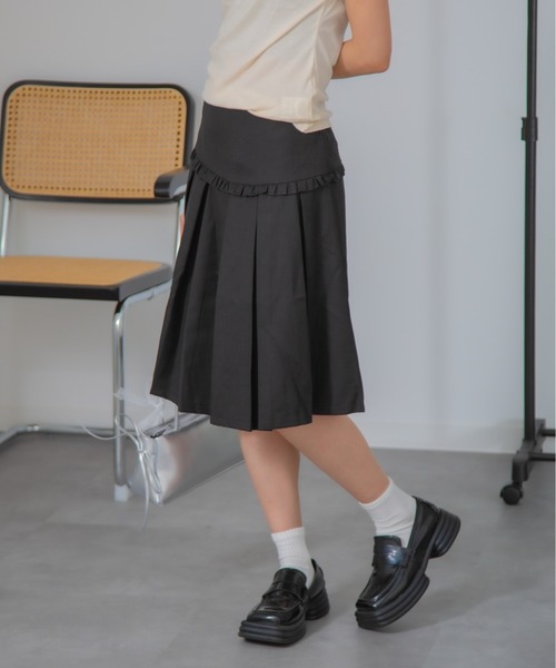 Chiina（チーナ）の「Chiina / ボックスプリーツ膝丈スカート（スカート・レディース・グレー/ホワイト/ブラック/ベージュ・SMALL/MEDIUM）」の10枚目の写真