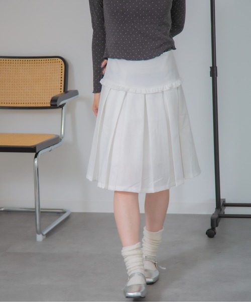 Chiina（チーナ）の「Chiina / ボックスプリーツ膝丈スカート（スカート・レディース・グレー/ホワイト/ブラック/ベージュ・SMALL/MEDIUM）」の5枚目の写真