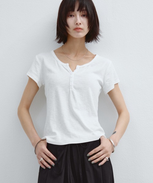 ANF.MUU(アンフムー)の「ヘンリーネックコンパクトT(Tシャツ/カットソー・レディース・グレー/ホワイト/ブラウン/レッド/ライトブルー・FREE)」の1枚目の写真