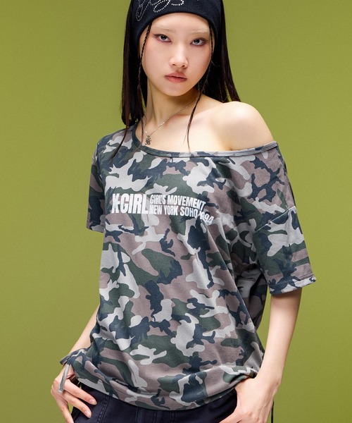 X-girl（エックスガール）の「RIBBONED HEM FADED LOGO S/S TEE（Tシャツ/カットソー・レディース・カモフラージュ/チャコール・ONE SIZE）」の4枚目の写真
