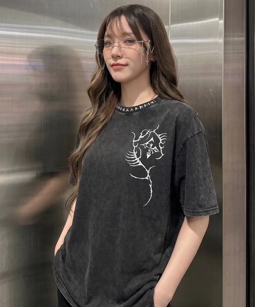 LOVE KILLER（ラブキラー）の「A'GEM/9 × .kom 『LOVE KILLER/ラブ キラー』 skull pile graphic logo t-shirt/スカルパイルグラフィックロゴTシャツ（Tシャツ/カットソー・メンズ・ブラック・FREE）」の2枚目の写真