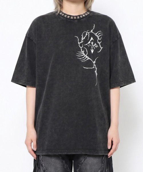 LOVE KILLER（ラブキラー）の「A'GEM/9 × .kom 『LOVE KILLER/ラブ キラー』 skull pile graphic logo t-shirt/スカルパイルグラフィックロゴTシャツ（Tシャツ/カットソー・メンズ・ブラック・FREE）」の4枚目の写真