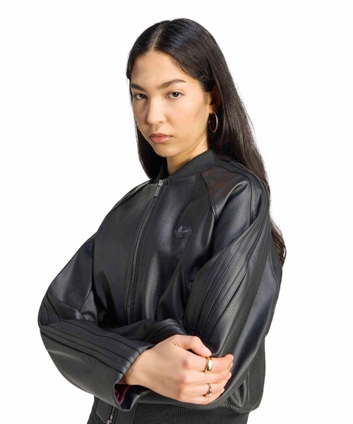 adidas（アディダス）の「adidas PLEATHER SST TRACKTOP / アディダス プレザー SST トラックトップ（ブルゾン・レディース・ブラック・S/M/L）」の3枚目の写真