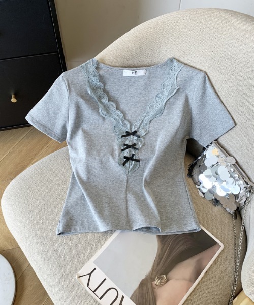 AMAJI(アマジ)の「フロントリボン レーストリム Vネック スリム ショート丈 半袖Tシャツ(Tシャツ/カットソー・レディース・グレー/ブラック/ホワイト・SMALL/MEDIUM/LARGE/X-LARGE)」の3枚目の写真