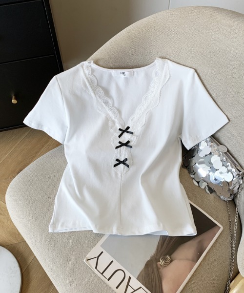 AMAJI(アマジ)の「フロントリボン レーストリム Vネック スリム ショート丈 半袖Tシャツ(Tシャツ/カットソー・レディース・グレー/ブラック/ホワイト・SMALL/MEDIUM/LARGE/X-LARGE)」の1枚目の写真
