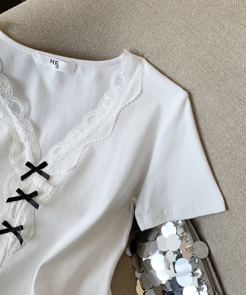 AMAJI(アマジ)の「フロントリボン レーストリム Vネック スリム ショート丈 半袖Tシャツ(Tシャツ/カットソー・レディース・グレー/ブラック/ホワイト・SMALL/MEDIUM/LARGE/X-LARGE)」の4枚目の写真