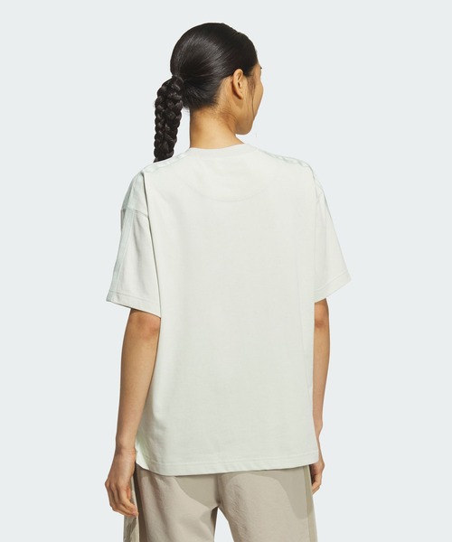 adidas(アディダス)の「エッセンシャルズ プラス スリーストライプス ルーズフィット半袖Tシャツ / アディダス adidas(Tシャツ/カットソー・レディース・グリーン・XX-LARGE/LARGE/X-SMALL/X-LARGE/MEDIUM/SMALL)」の2枚目の写真