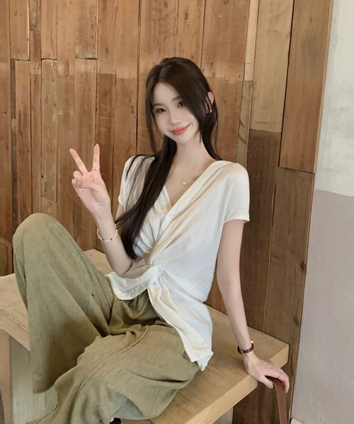 Girly Doll（ガーリードール）の「Vネックツイストデザイン半袖カットソー（その他トップス・レディース・ブラック/ベージュ・FREE）」の6枚目の写真