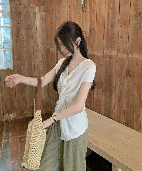 Girly Doll（ガーリードール）の「Vネックツイストデザイン半袖カットソー（その他トップス・レディース・ブラック/ベージュ・FREE）」の8枚目の写真