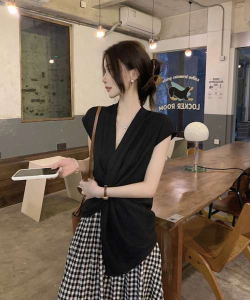 Girly Doll（ガーリードール）の「Vネックツイストデザイン半袖カットソー（その他トップス・レディース・ブラック/ベージュ・FREE）」の12枚目の写真