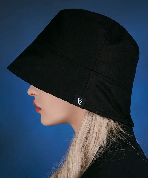 L.H.P(エルエイチピー)の「VARZAR/バザール/Label drop over fit bucket hat(ハット・レディース・ブラック/ホワイト・F)」の2枚目の写真