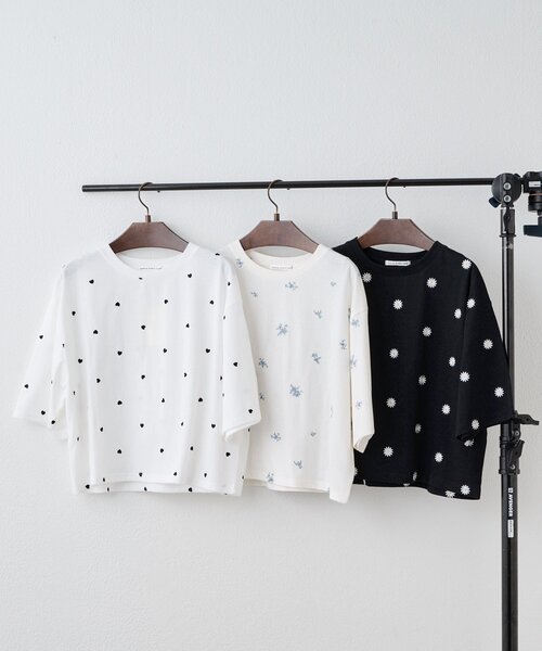 continuer de NICE CLAUP(コンティニューデナイスクラップ)の「お花&ハート総刺繍T(Tシャツ/カットソー・レディース・アイボリー/オフホワイト/ブラック・FREE)」の4枚目の写真