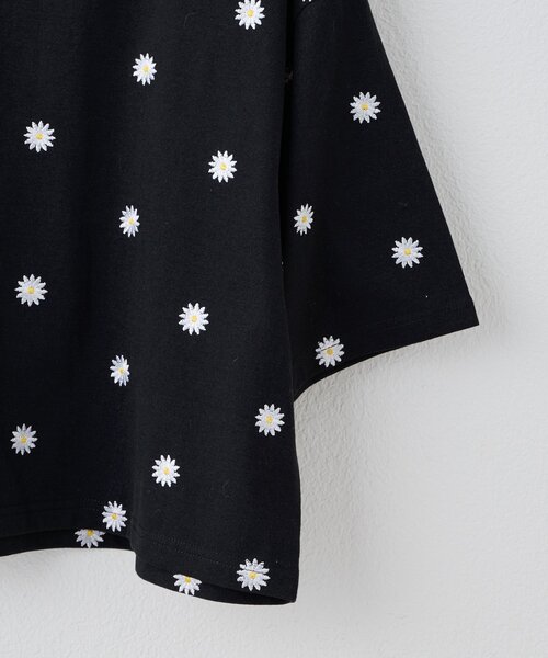 continuer de NICE CLAUP(コンティニューデナイスクラップ)の「お花&ハート総刺繍T(Tシャツ/カットソー・レディース・アイボリー/オフホワイト/ブラック・FREE)」の8枚目の写真