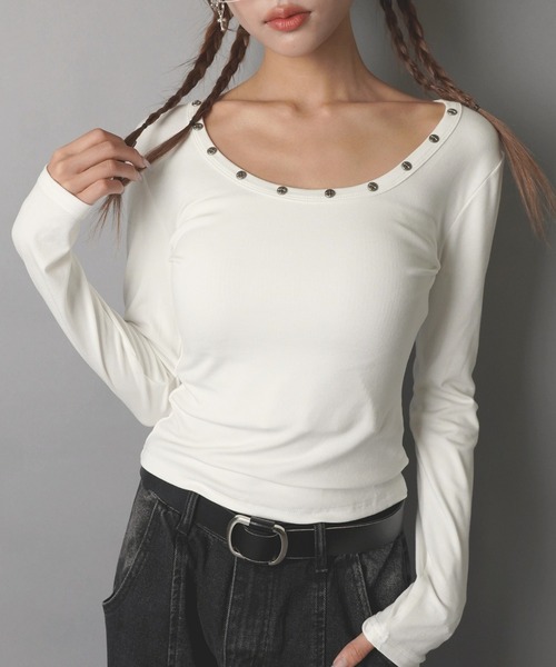 SPINNS(スピンズ)の「長袖カットソー/スタッズ/ストリート女子(Tシャツ/カットソー・レディース・オフホワイト/ボルドー/カーキ/ブラック・ONESIZE)」の1枚目の写真