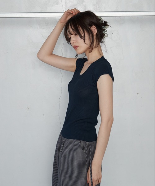 OFROOM(オフルーム)の「【2026秋冬新作】U-neck Rib Knit Top|Uネックリブニットトップス(ニット/セーター・レディース・チャコールグレー/ブラック/アイボリー/ネイビー/ブラウン・FREE)」の9枚目の写真