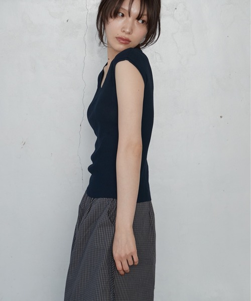 OFROOM(オフルーム)の「【2026秋冬新作】U-neck Rib Knit Top|Uネックリブニットトップス(ニット/セーター・レディース・チャコールグレー/ブラック/アイボリー/ネイビー/ブラウン・FREE)」の10枚目の写真