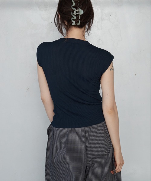 OFROOM(オフルーム)の「【2026秋冬新作】U-neck Rib Knit Top|Uネックリブニットトップス(ニット/セーター・レディース・チャコールグレー/ブラック/アイボリー/ネイビー/ブラウン・FREE)」の11枚目の写真
