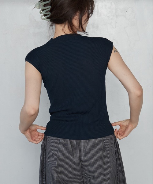 OFROOM(オフルーム)の「【2026秋冬新作】U-neck Rib Knit Top|Uネックリブニットトップス(ニット/セーター・レディース・チャコールグレー/ブラック/アイボリー/ネイビー/ブラウン・FREE)」の12枚目の写真