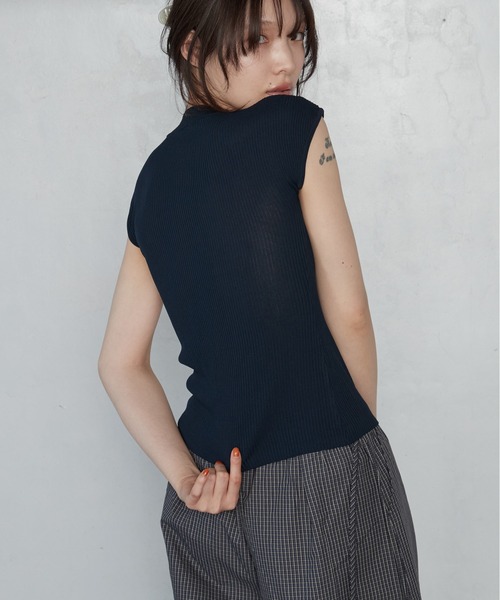 OFROOM(オフルーム)の「【2026秋冬新作】U-neck Rib Knit Top|Uネックリブニットトップス(ニット/セーター・レディース・チャコールグレー/ブラック/アイボリー/ネイビー/ブラウン・FREE)」の13枚目の写真