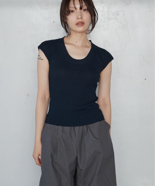 OFROOM(オフルーム)の「【2026秋冬新作】U-neck Rib Knit Top|Uネックリブニットトップス(ニット/セーター・レディース・チャコールグレー/ブラック/アイボリー/ネイビー/ブラウン・FREE)」の21枚目の写真