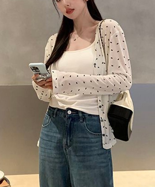 AsheKsha(アシクシャ)の「総柄リボンプリント薄手ニットカーディガン(カーディガン/ボレロ・レディース・ホワイト・M)」の2枚目の写真