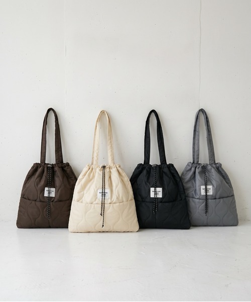 MILLION CARATS(ミリオンカラッツ)の「【巾着&トート2WAY・外内ポケット付き】ドロストキルト2WAYトート -たっぷり荷物もおしゃれに持てるキルティングバッグ(トートバッグ・レディース・オフホワイト/ブラウン/グレー/ブラック・FREE)」の7枚目の写真